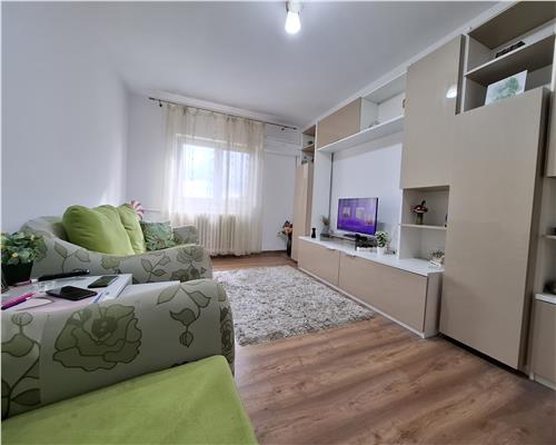 Apartament 2 camere, de vanzare, decomandat, Centru Palas, mobilat si utilat, baie cu geam