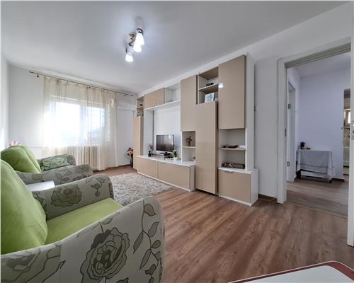 Apartament 2 camere, de vanzare, decomandat, Centru Palas, mobilat si utilat, baie cu geam