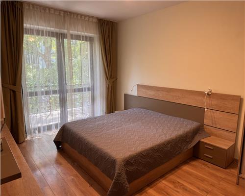 Apartament cu 3 camere, boxa, bloc nou, zona Podu Ros