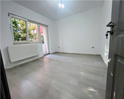 Apartament cu 3 camere, etajul 1, zona Podu Ros